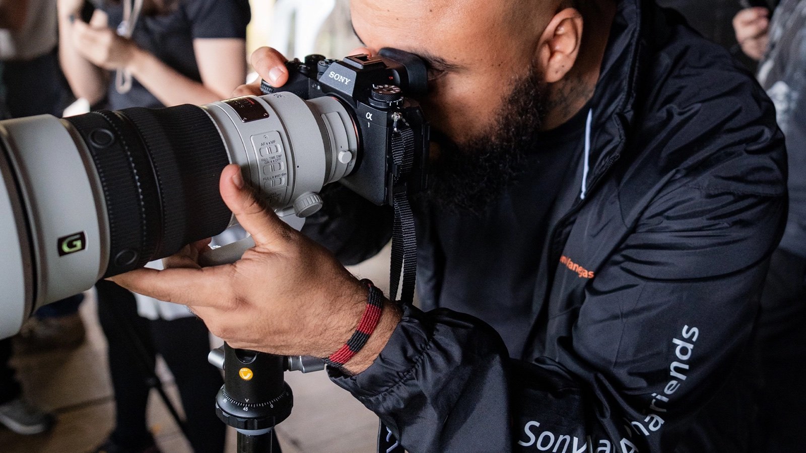 Jhonattan Vanegas photographing in the field with his gear